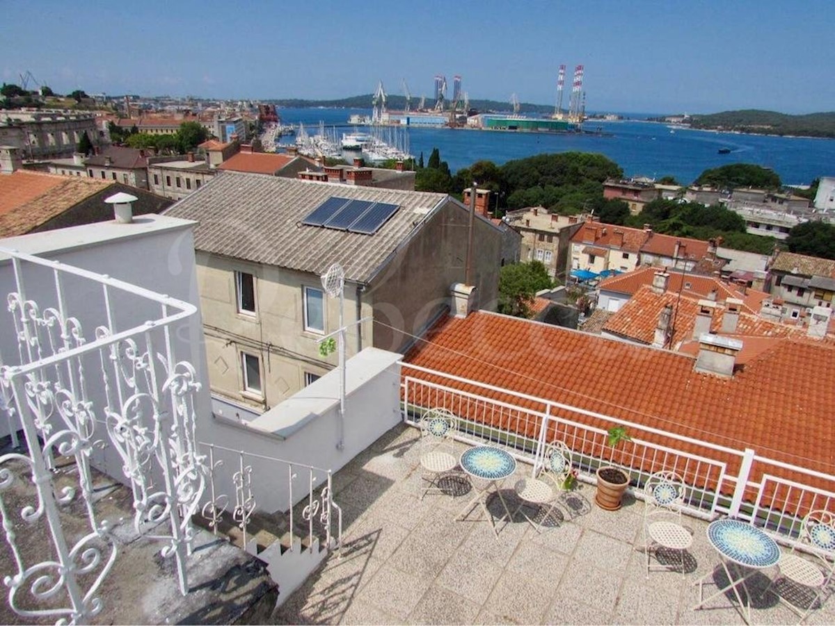 B&B accanto all&apos;Arena, con un&apos;enorme terrazza e vista panoramica sul mare