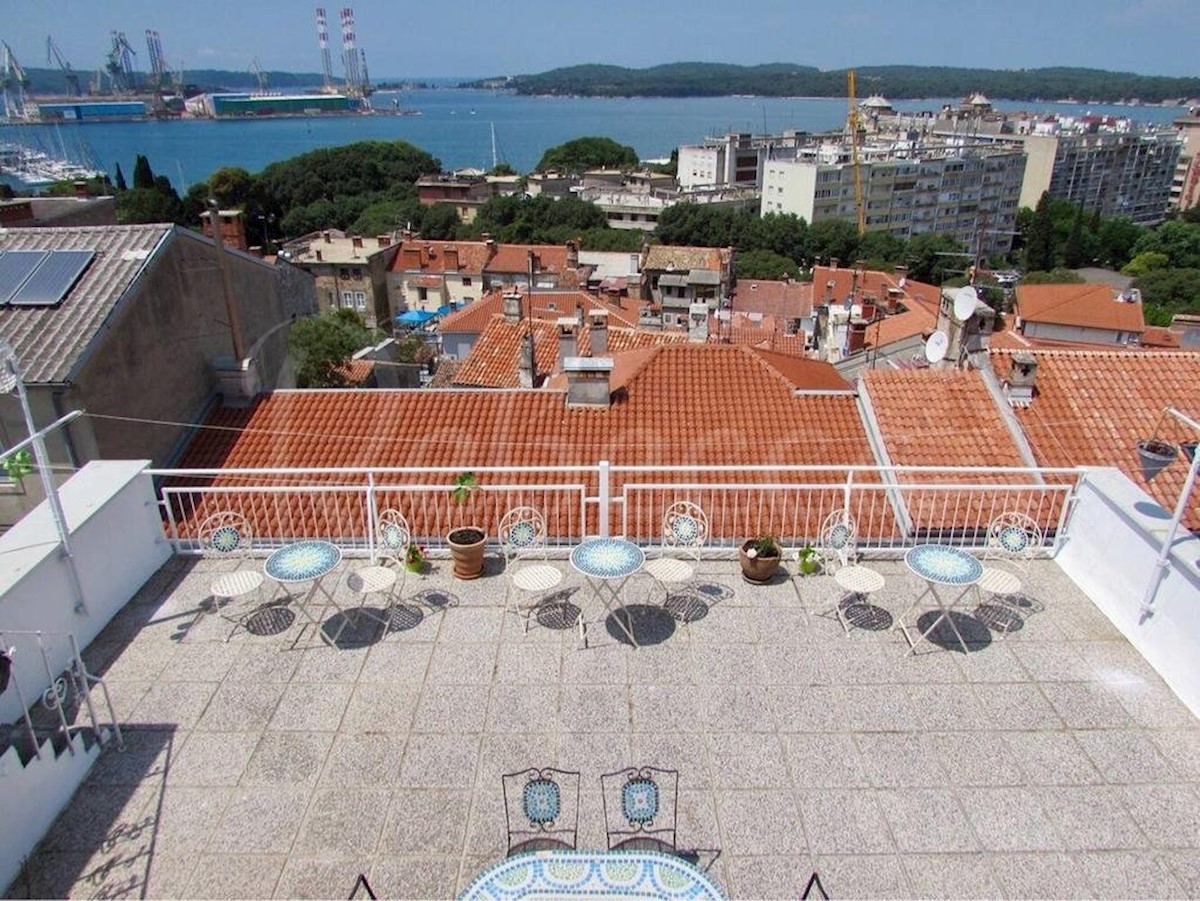 B&B accanto all&apos;Arena, con un&apos;enorme terrazza e vista panoramica sul mare