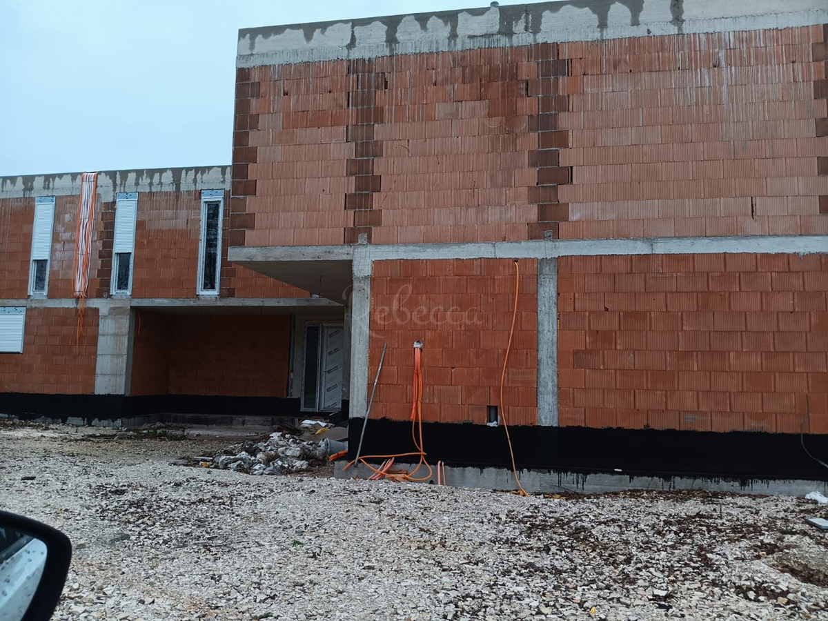 ISTRIA, Ližnjan, casa bifamiliare con piscina in costruzione