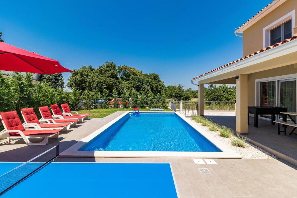 Villa indipendente con piscina, dintorni di Svetvinčent