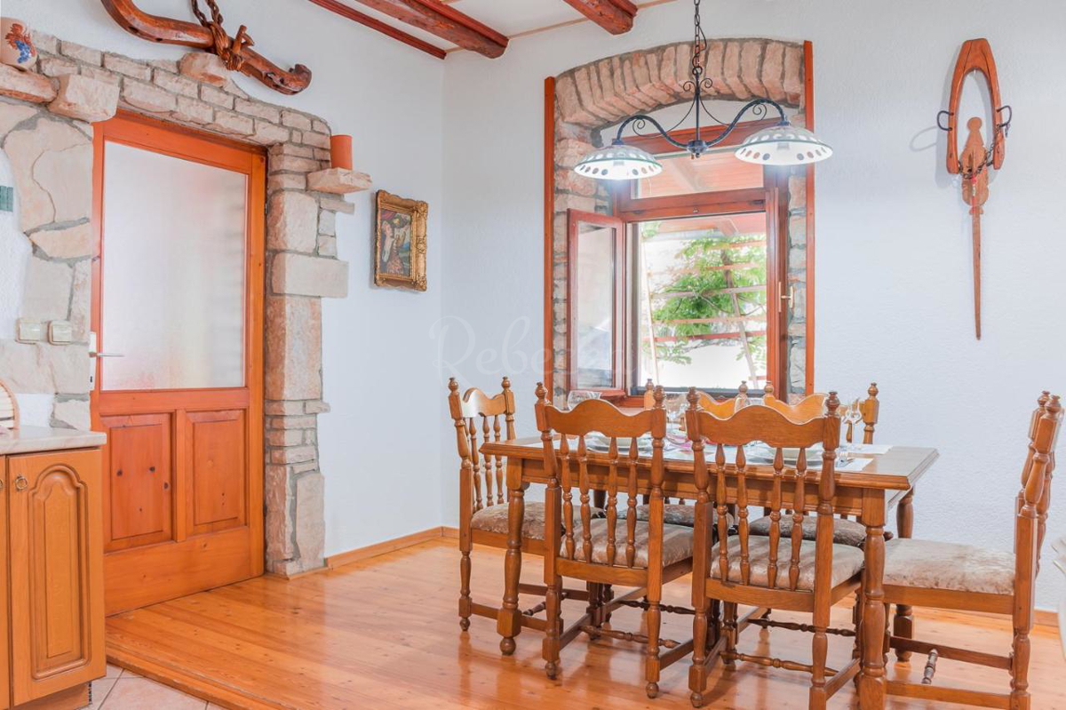 VILLA NATIVA RISTRUTTURATA A ŠIŠAN