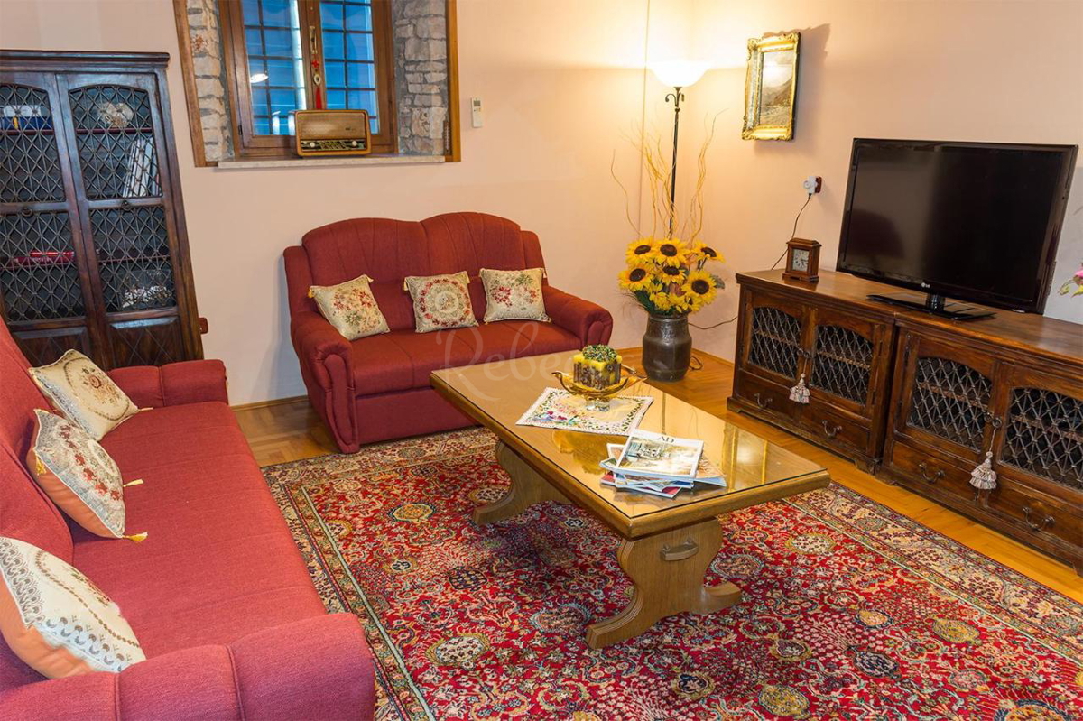 VILLA NATIVA RISTRUTTURATA A ŠIŠAN