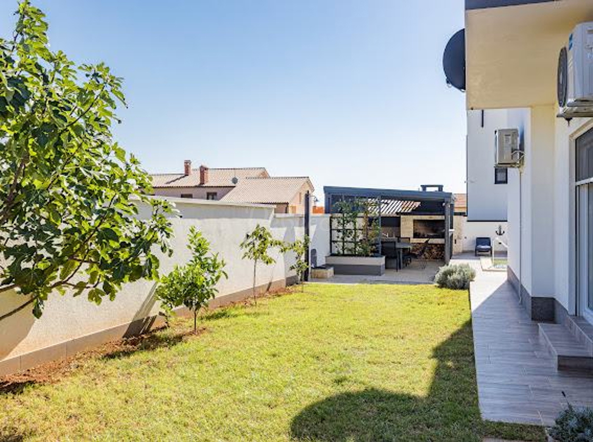 Nuova costruzione con piscina e vista sui Brioni – Casa in vendita a Galižana