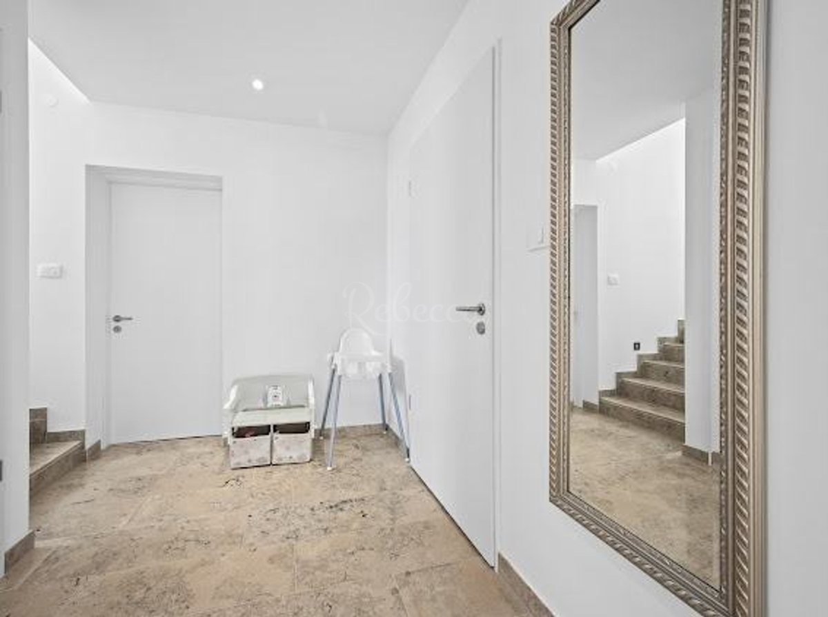 Nuova costruzione con piscina e vista sui Brioni – Casa in vendita a Galižana