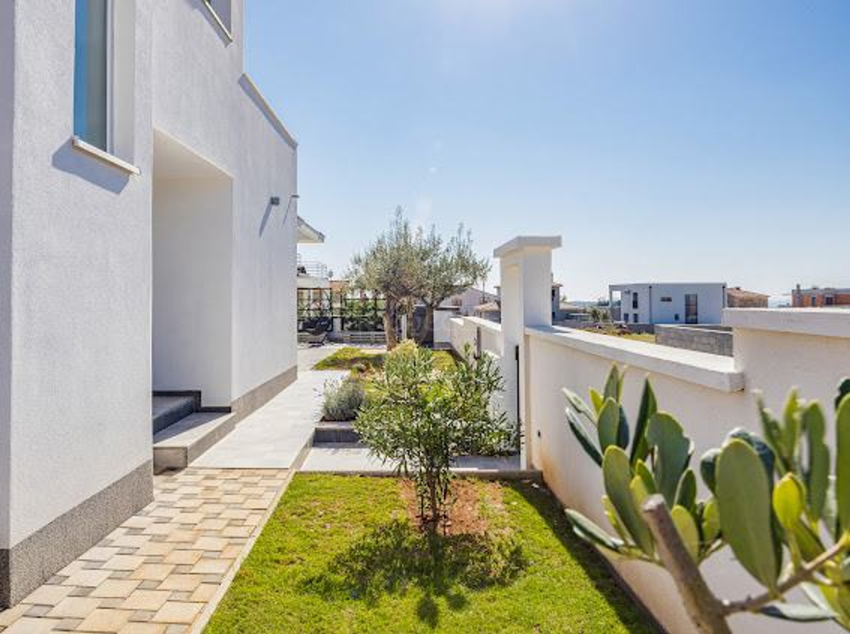 Nuova costruzione con piscina e vista sui Brioni – Casa in vendita a Galižana