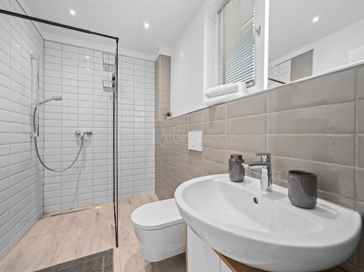 Nuova costruzione con piscina e vista sui Brioni – Casa in vendita a Galižana