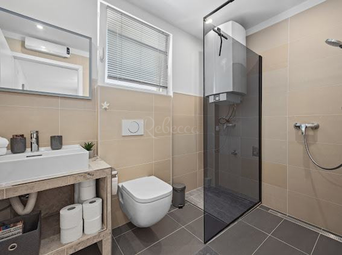 Nuova costruzione con piscina e vista sui Brioni – Casa in vendita a Galižana
