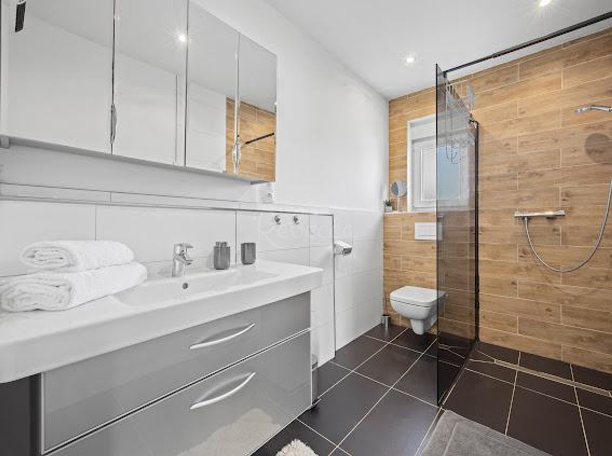 Nuova costruzione con piscina e vista sui Brioni – Casa in vendita a Galižana