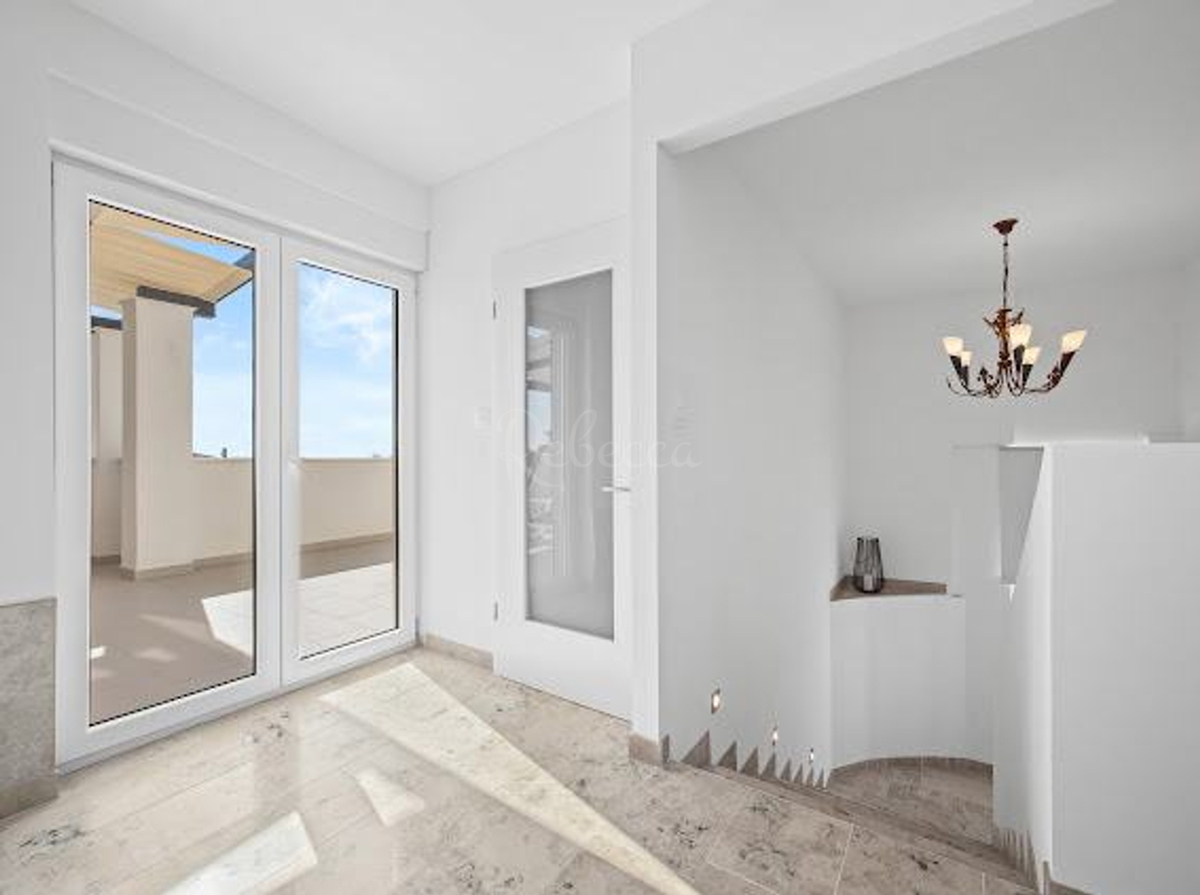 Nuova costruzione con piscina e vista sui Brioni – Casa in vendita a Galižana