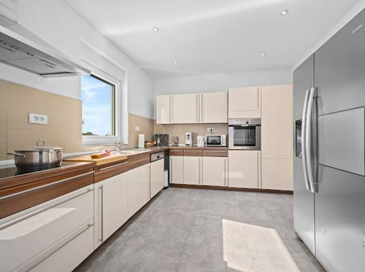 Nuova costruzione con piscina e vista sui Brioni – Casa in vendita a Galižana