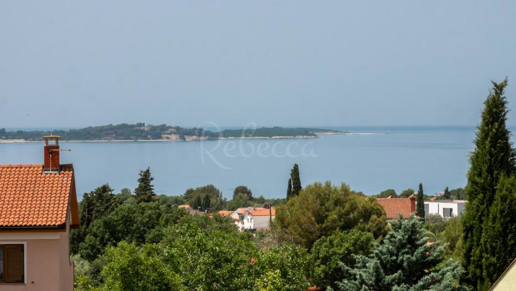 Edificio residenziale e commerciale con vista sul mare