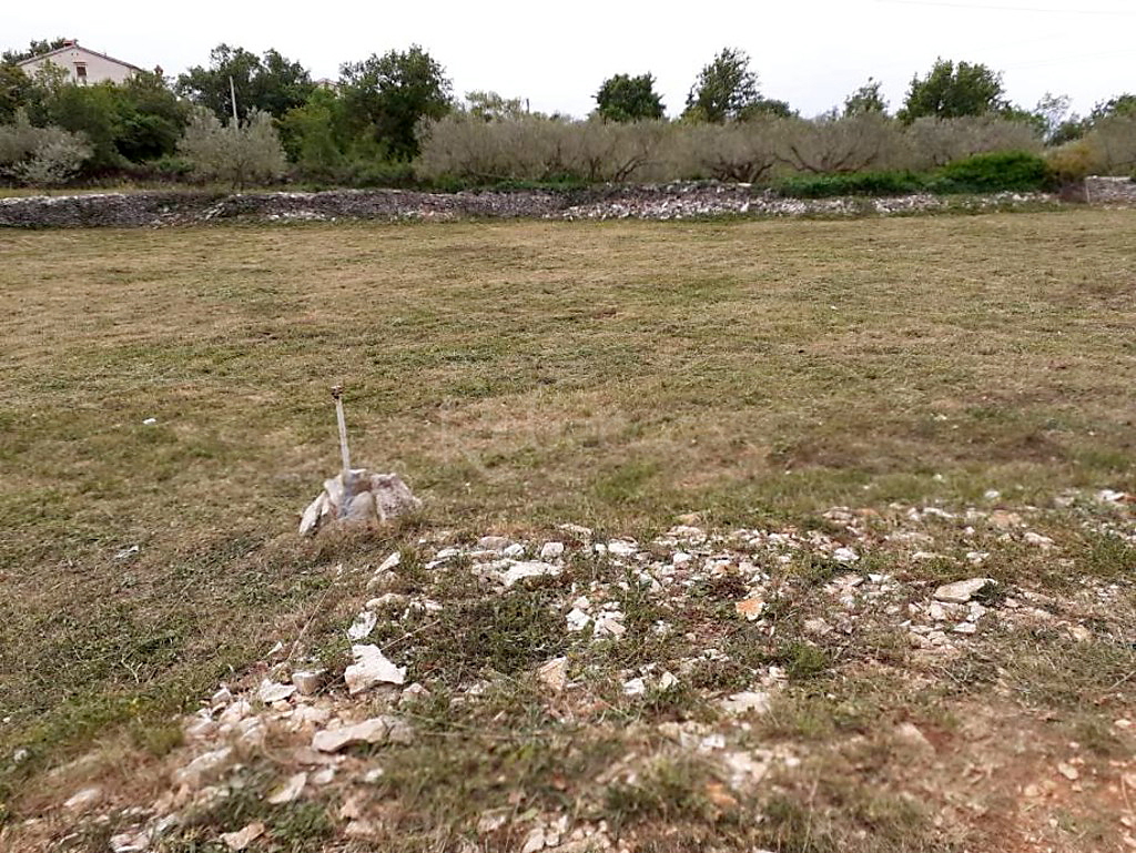 Istria, Marčana, Kavran, attraente terreno edificabile 823 m2, a due chilometri dal mare