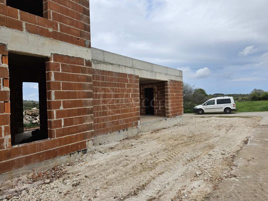 Casa indipendente, 254m2, piscina, vicino a Pola, NUOVA