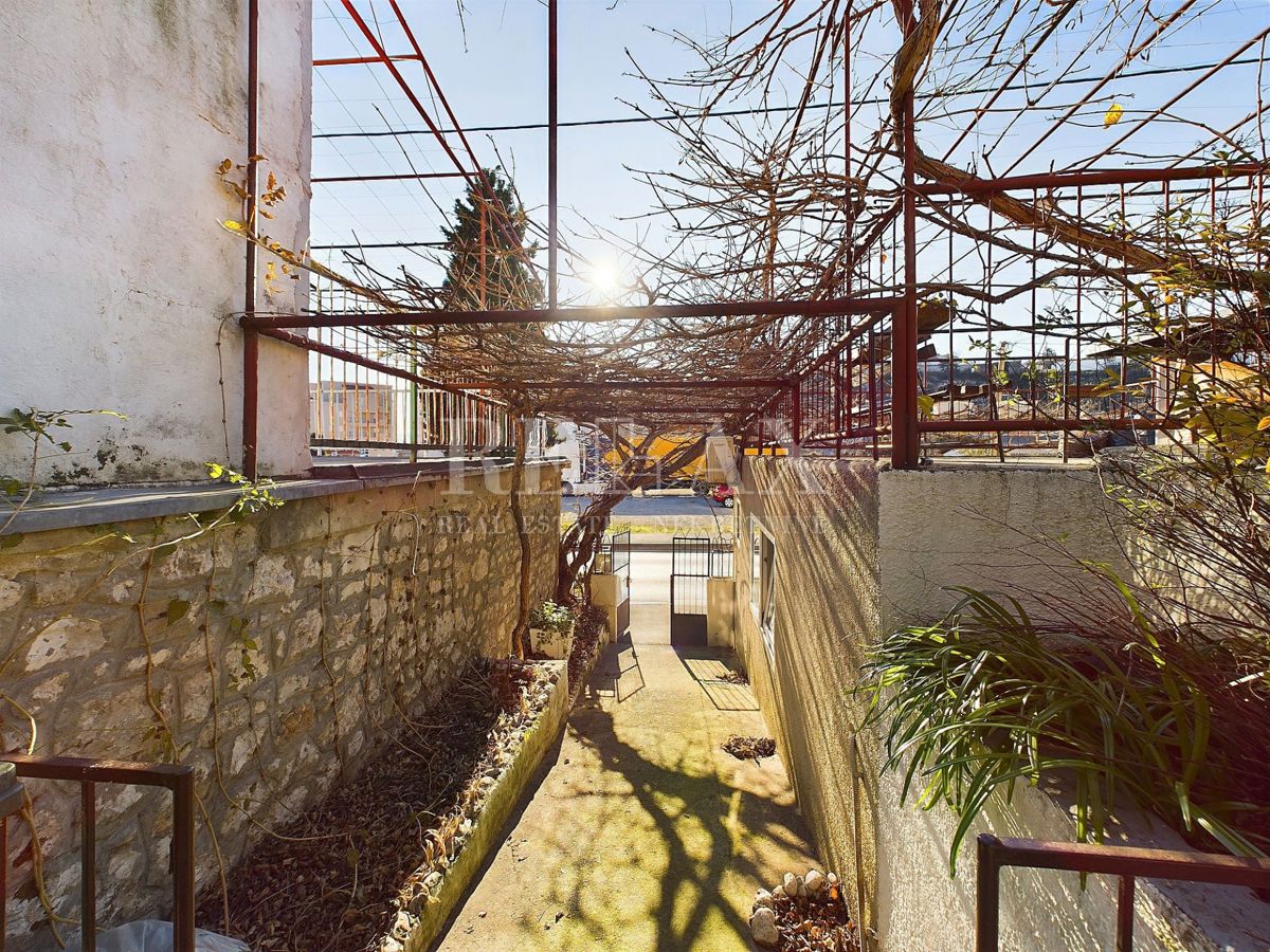 Novi Vinodolski - casa in pietra in una buona posizione