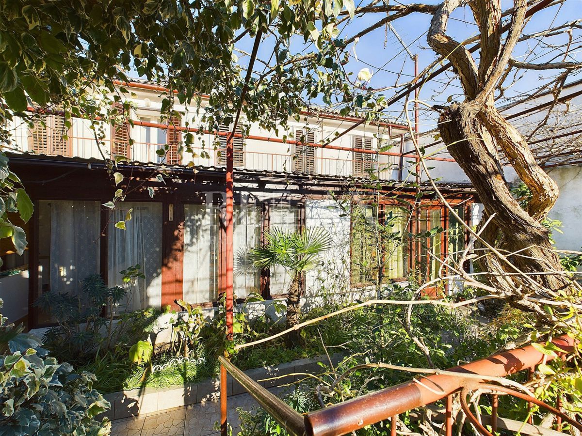 Novi Vinodolski - casa in pietra in una buona posizione