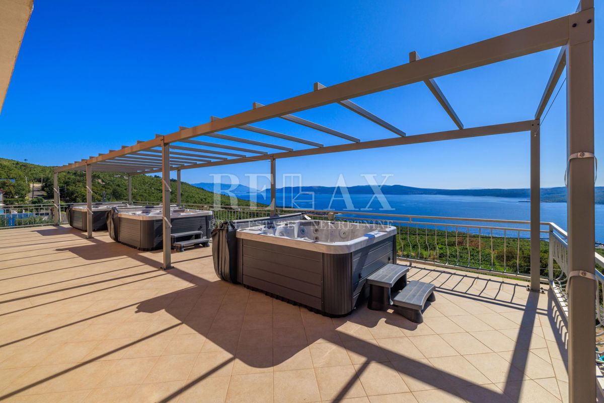 Crikvenica - spaziosa proprietà con piscina