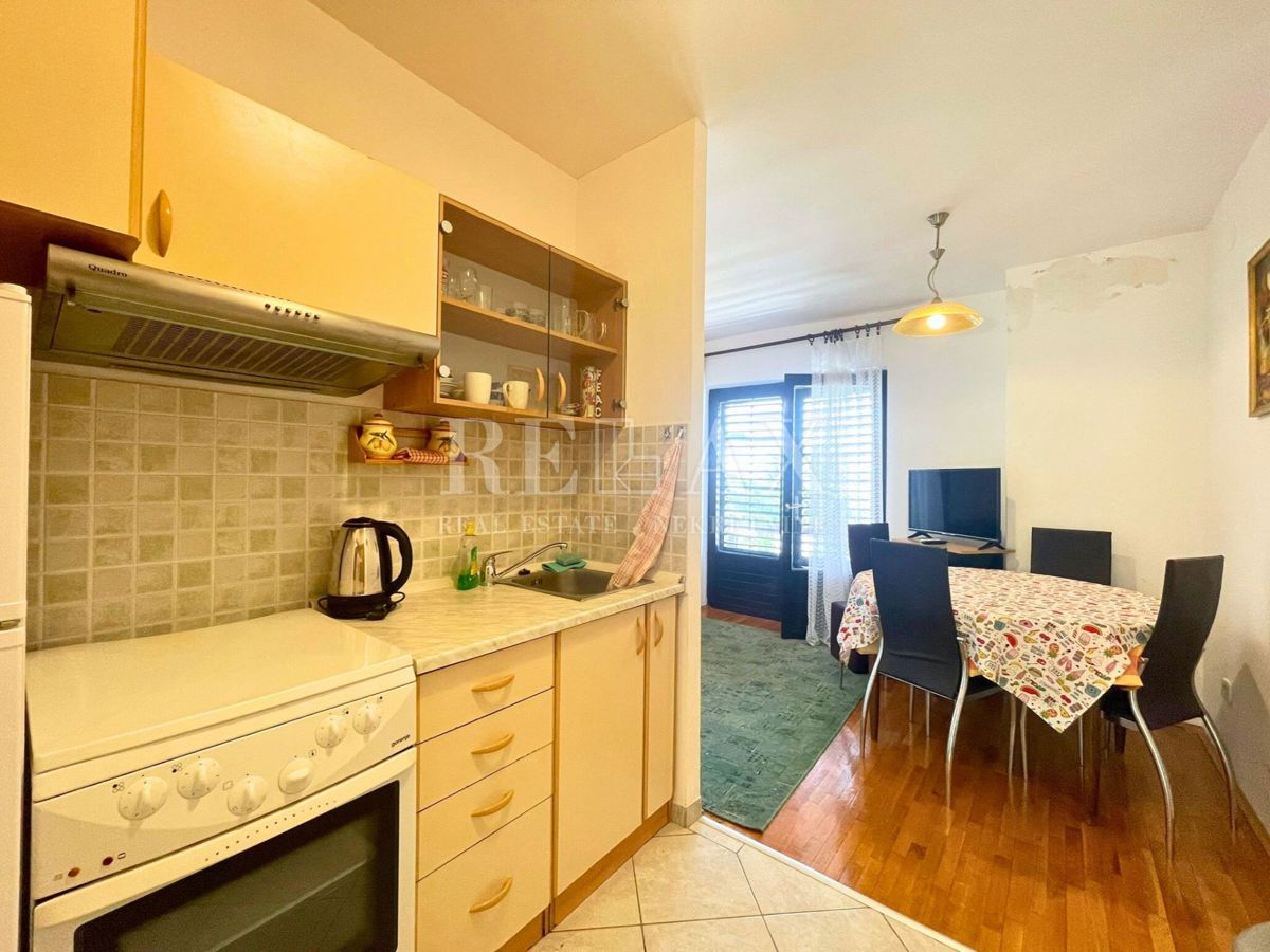 Dramalj - casa con 4 appartamenti, a 150 m dal mare