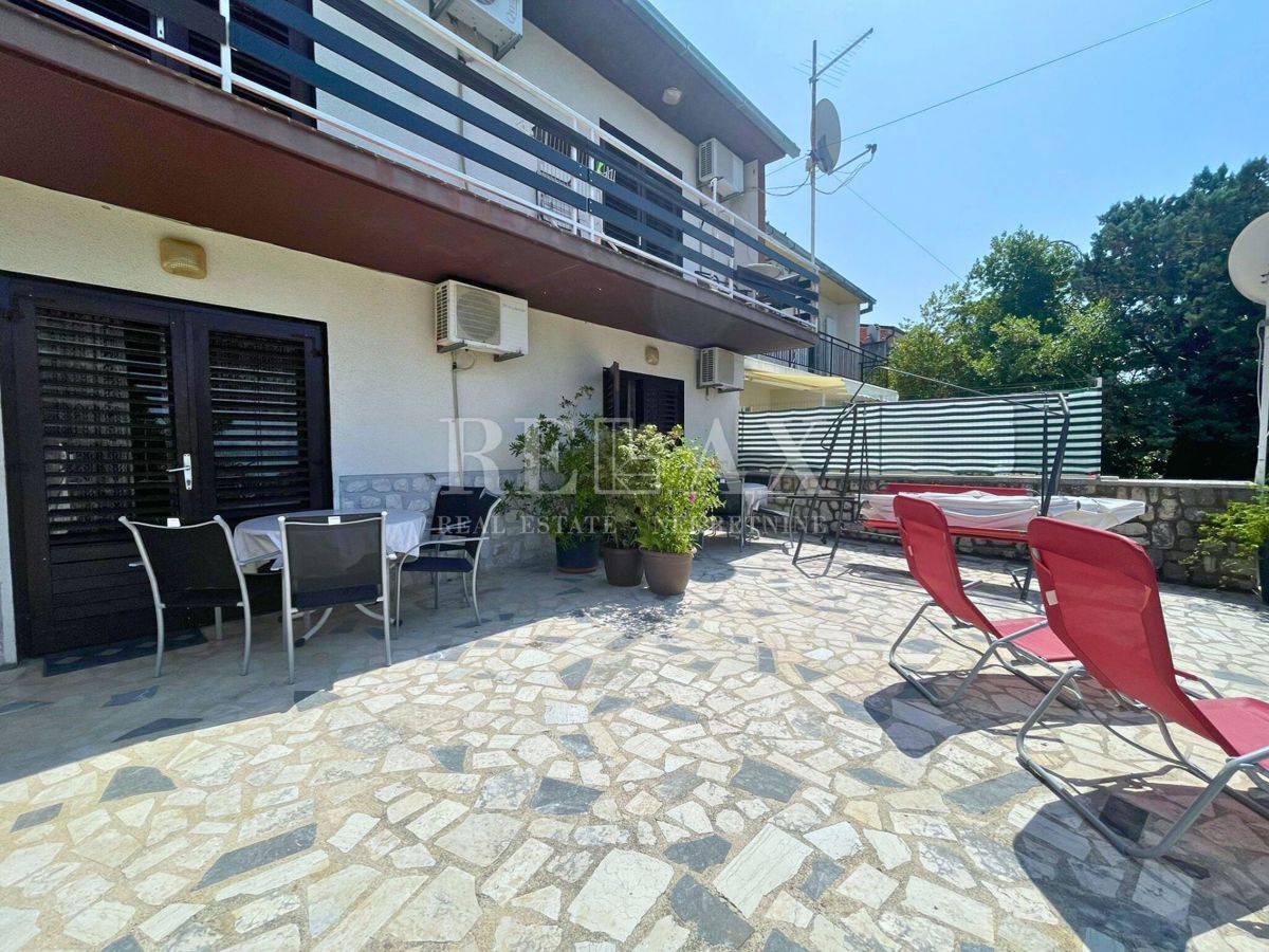 Dramalj - casa con 4 appartamenti, a 150 m dal mare