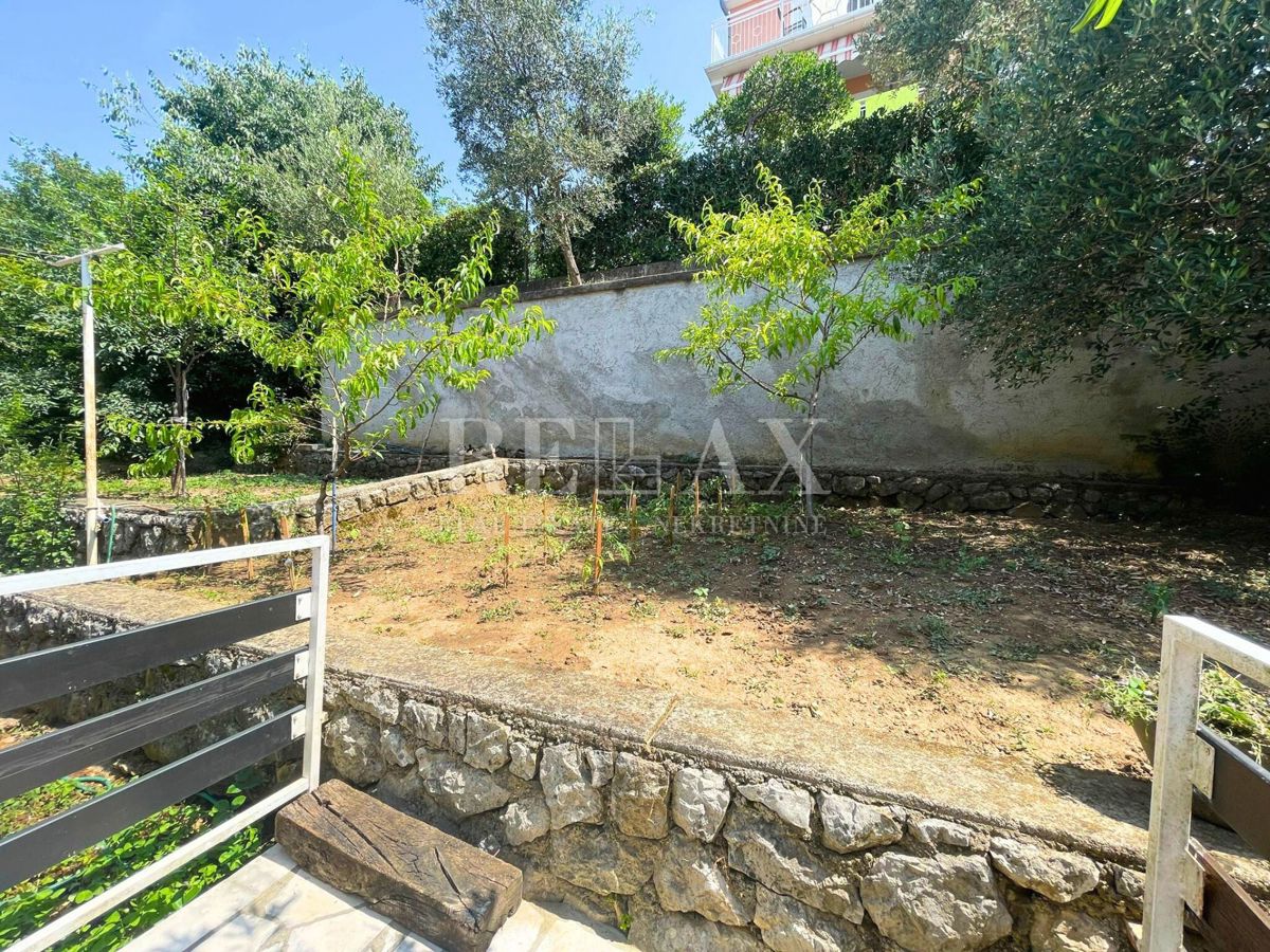 Dramalj - casa con 4 appartamenti, a 150 m dal mare