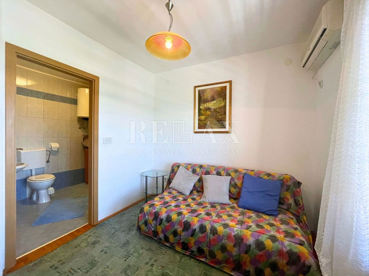 Dramalj - casa con 4 appartamenti, a 150 m dal mare