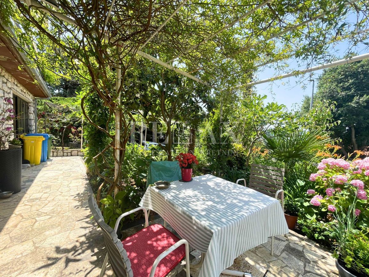 Dramalj - casa con 4 appartamenti, a 150 m dal mare