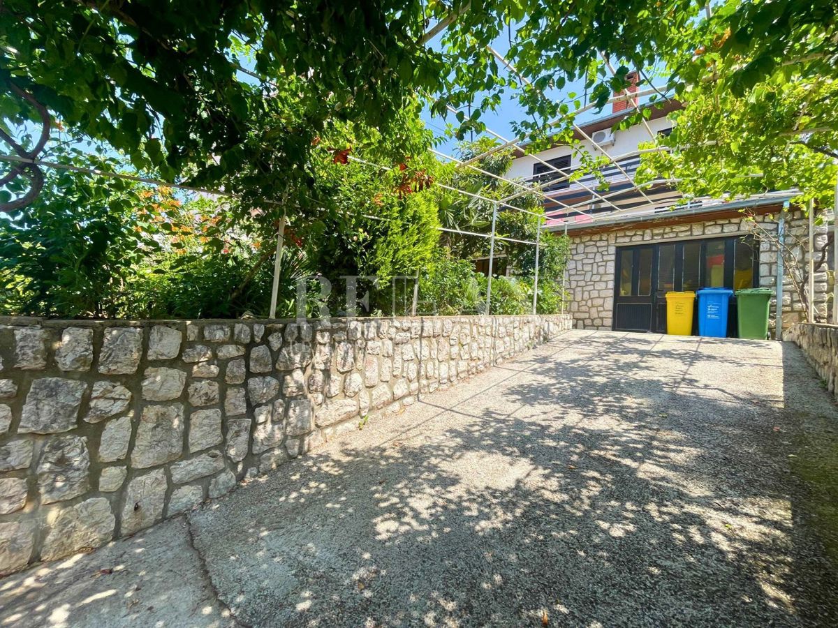 Dramalj - casa con 4 appartamenti, a 150 m dal mare