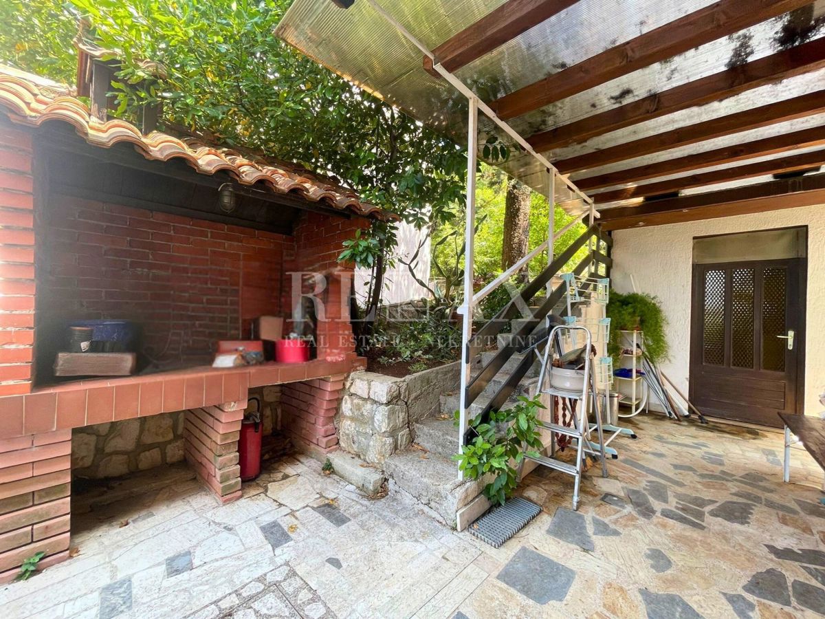 Dramalj - casa con 4 appartamenti, a 150 m dal mare