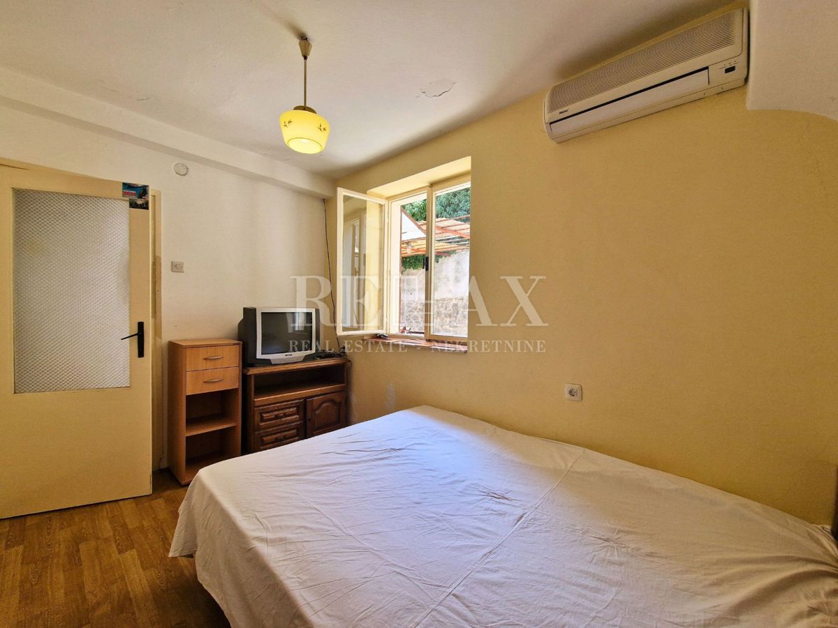 Novi Vinodolski - casa con giardino in centro