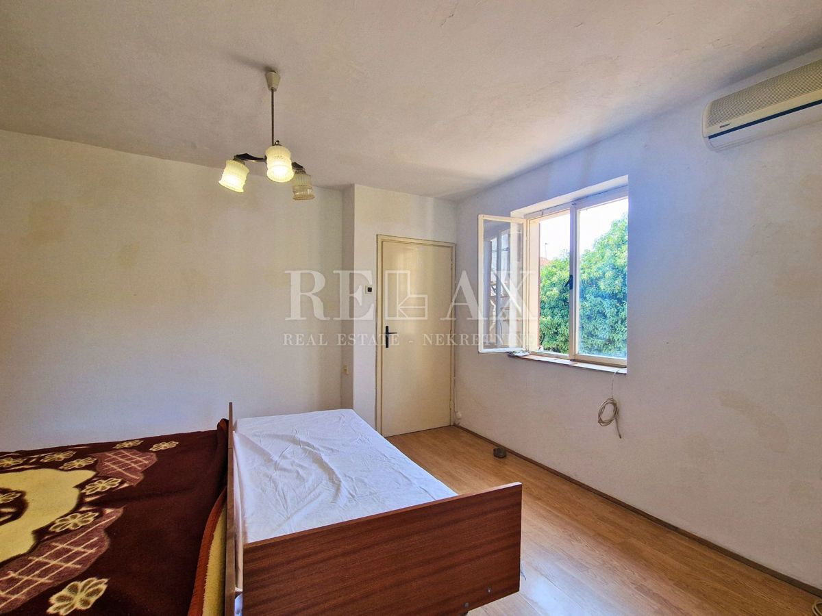 Novi Vinodolski - casa con giardino in centro