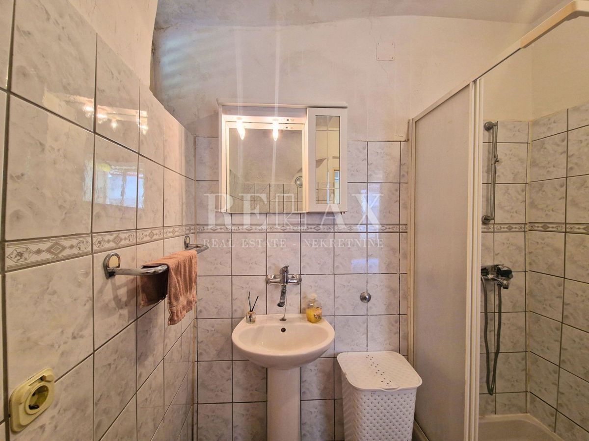 Novi Vinodolski - casa con giardino in centro