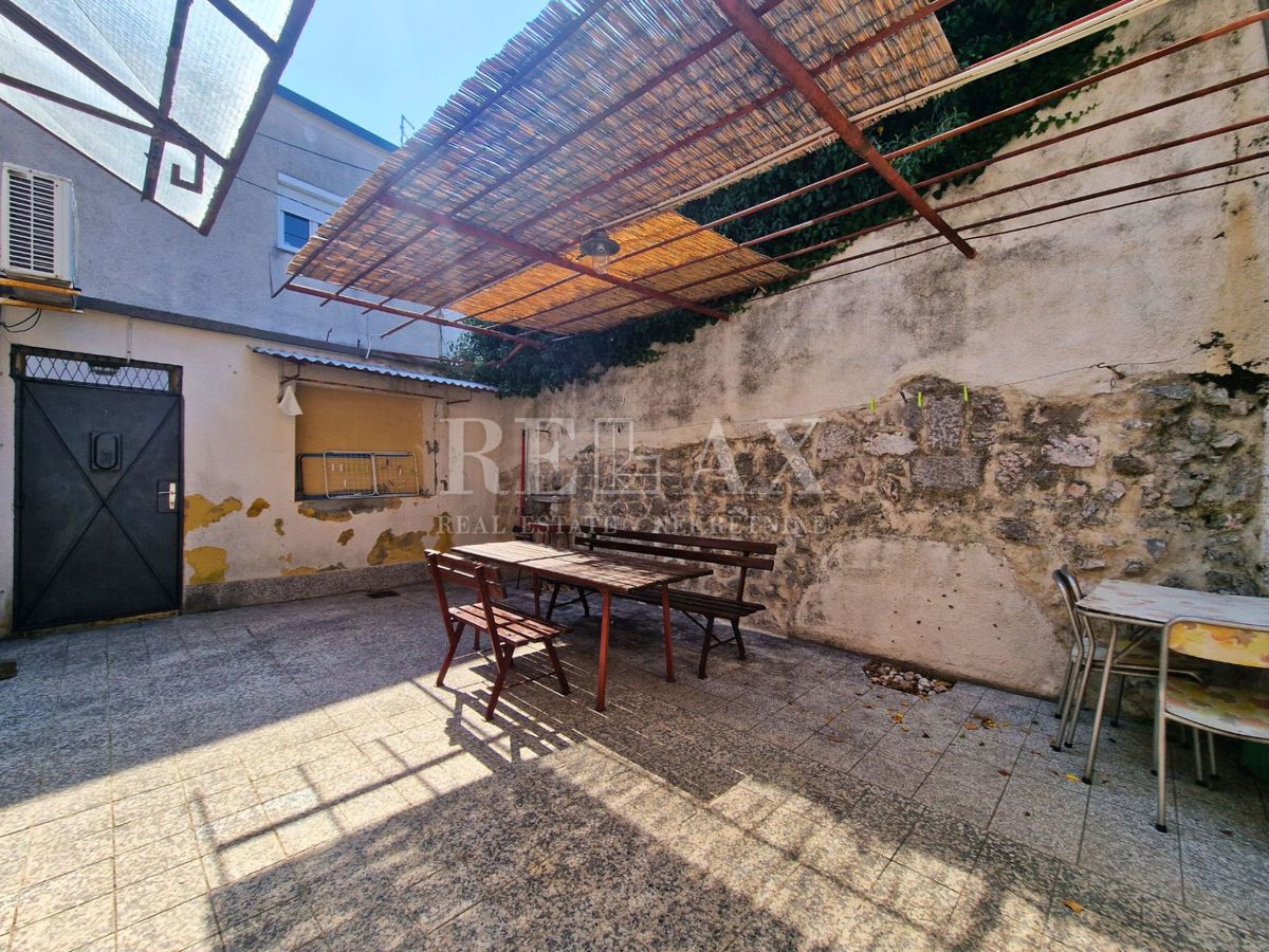 Novi Vinodolski - casa con giardino in centro