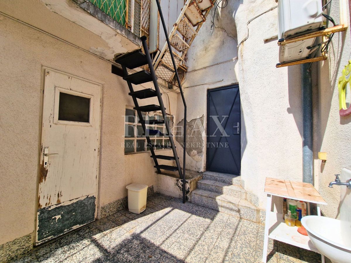 Novi Vinodolski - casa con giardino in centro