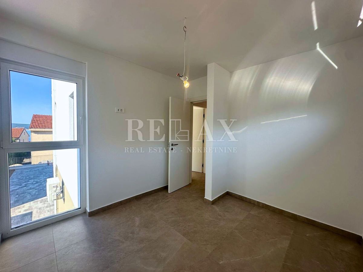 Dramalj - nuovo edificio, appartamento duplex con piscina