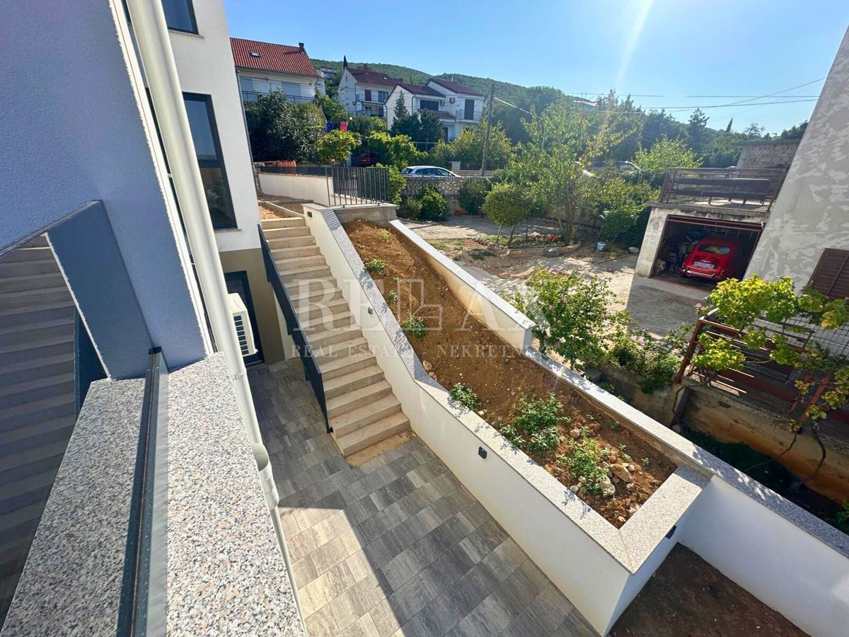 Dramalj - nuovo edificio, appartamento duplex con piscina