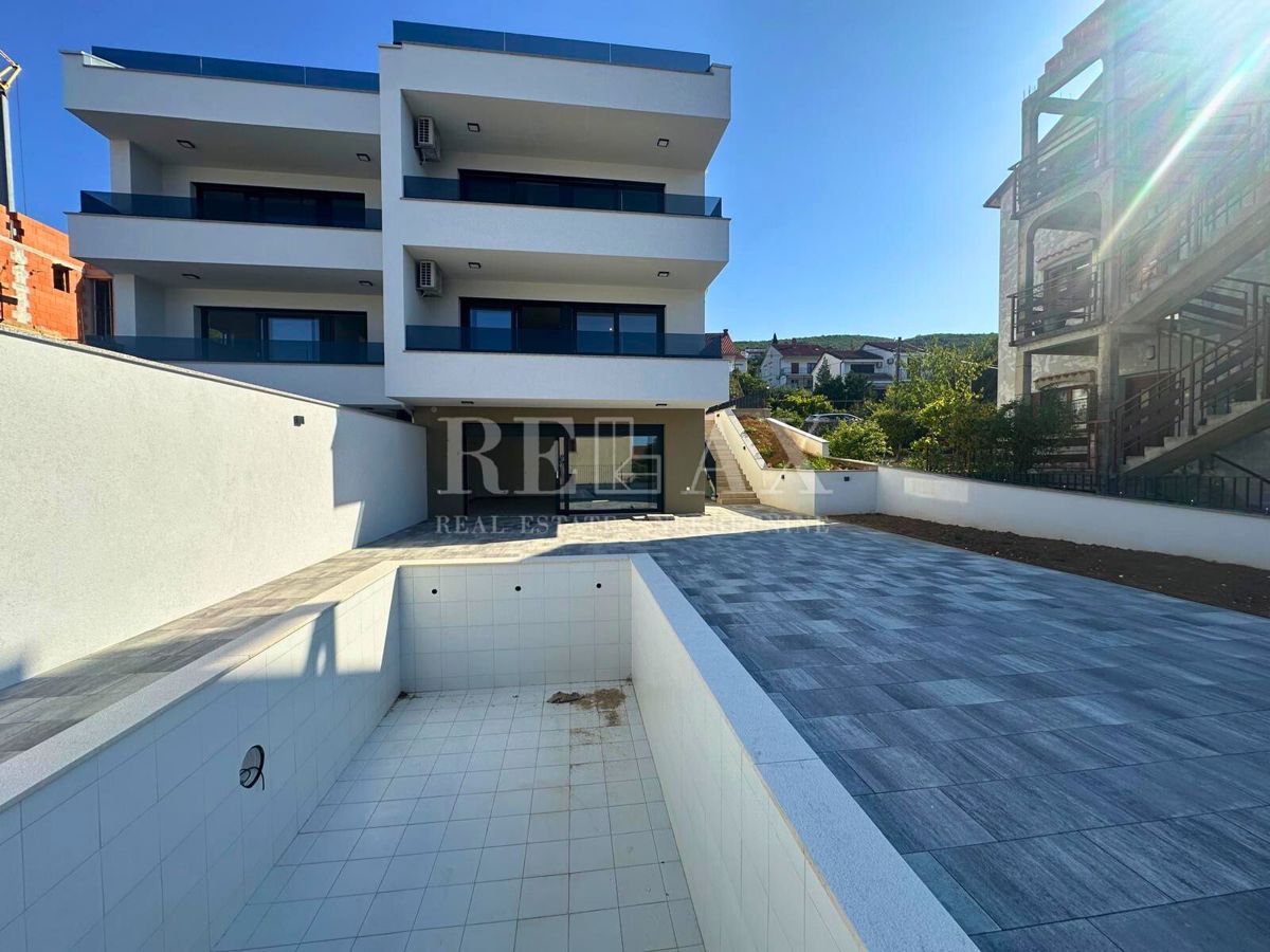 Dramalj - nuovo edificio, appartamento duplex con piscina