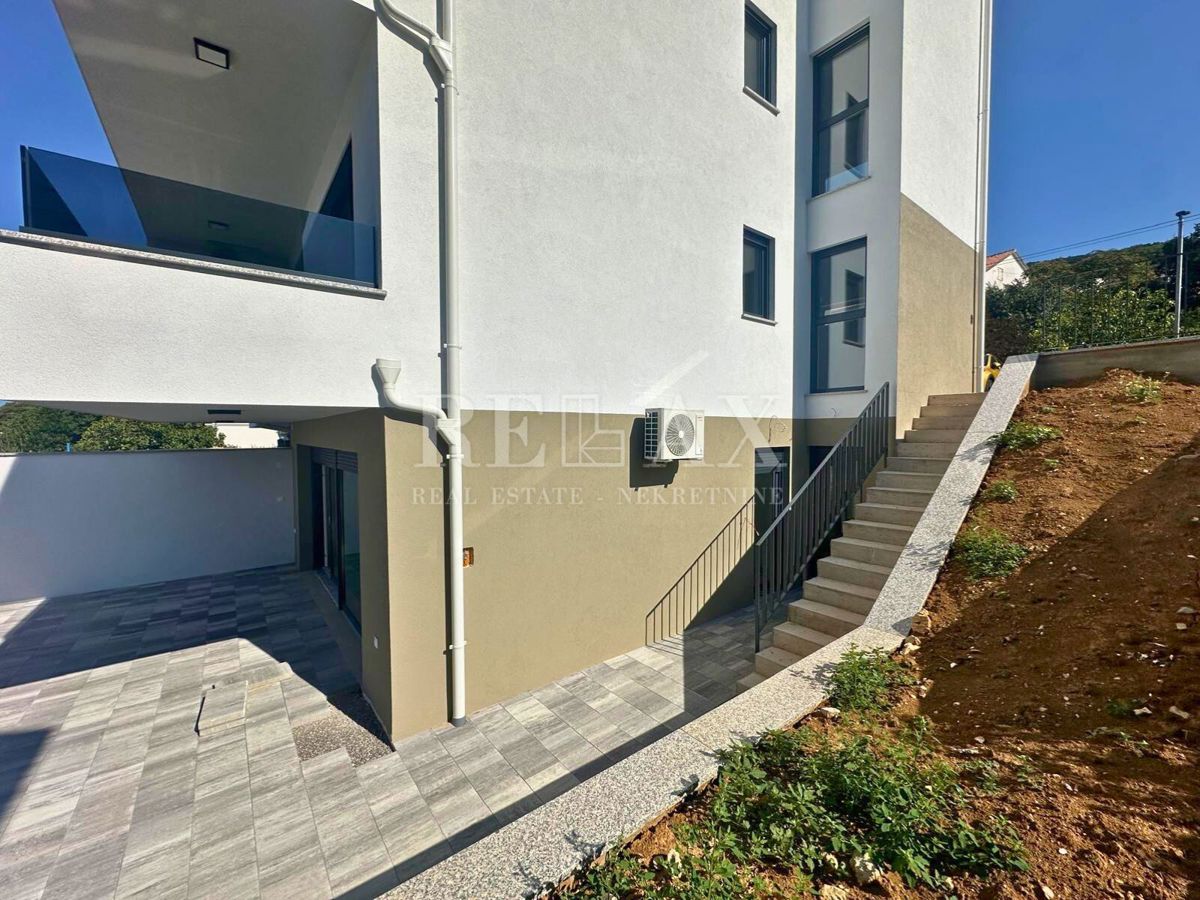 Dramalj - nuovo edificio, appartamento duplex con piscina