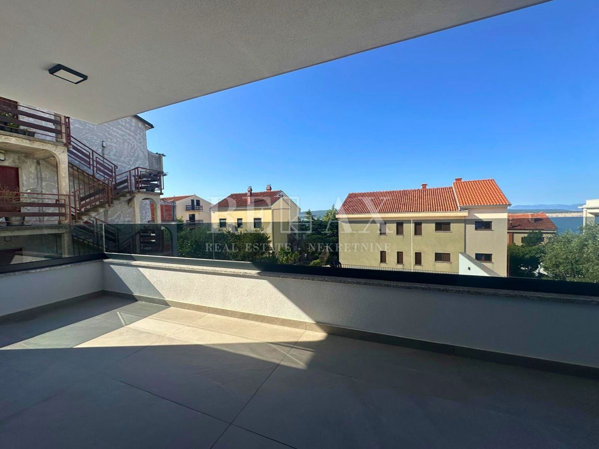 Dramalj - nuovo edificio, appartamento duplex con piscina