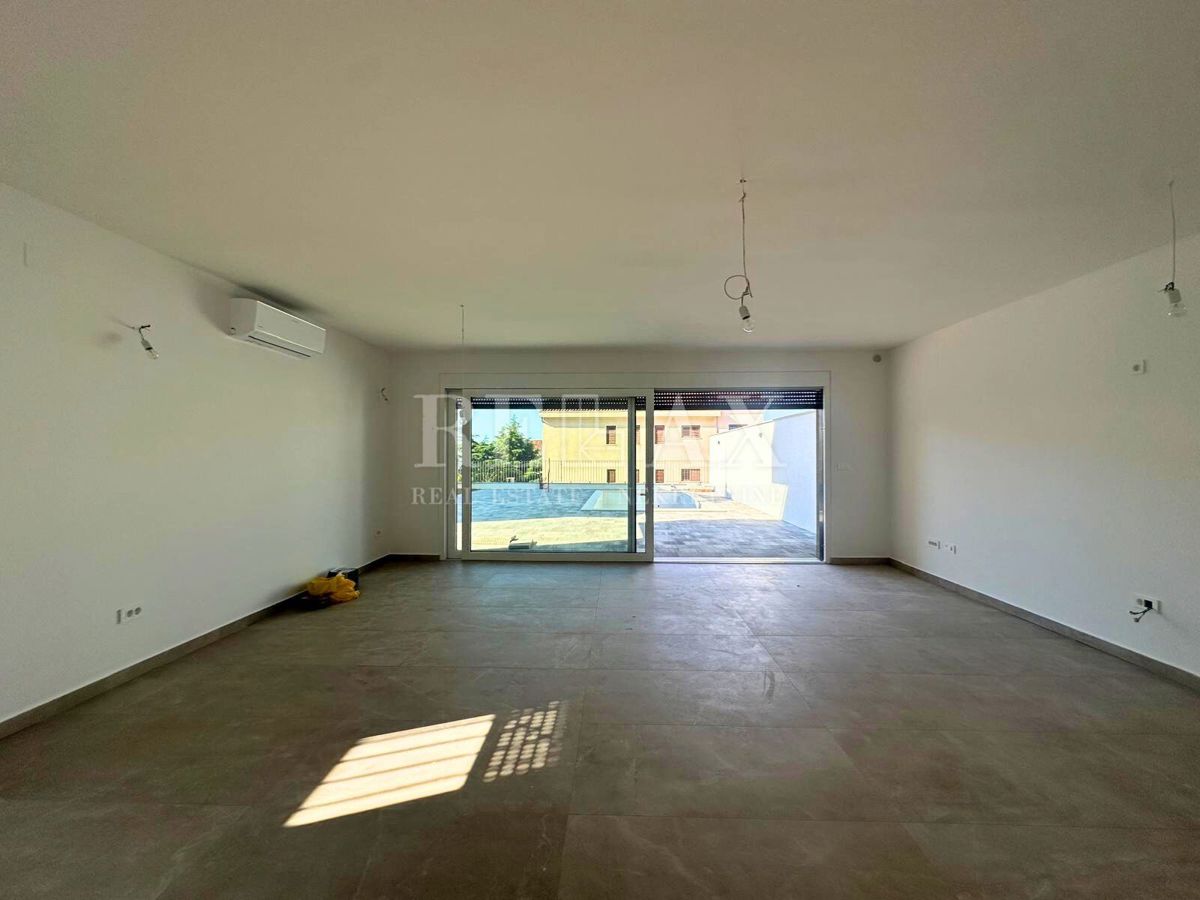 Dramalj - nuovo edificio, appartamento duplex con piscina