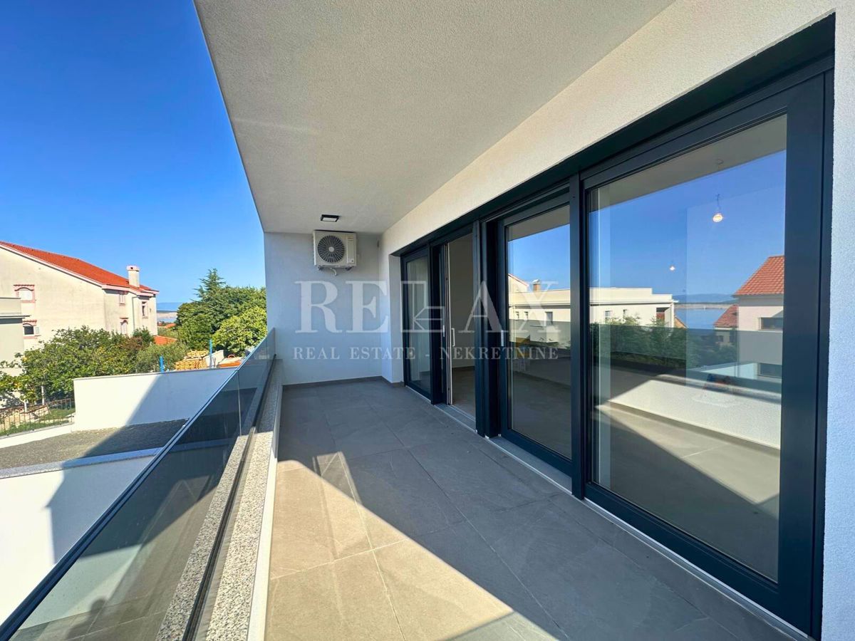 Dramalj - nuovo edificio, appartamento duplex con piscina