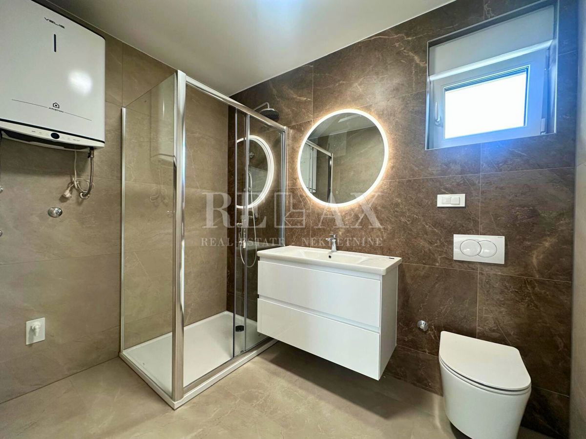 Dramalj - nuovo edificio, appartamento duplex con piscina