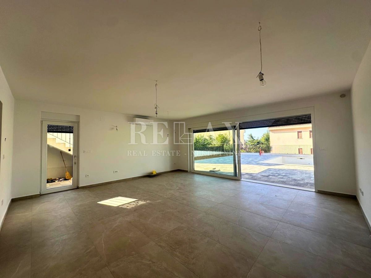 Dramalj - nuovo edificio, appartamento duplex con piscina