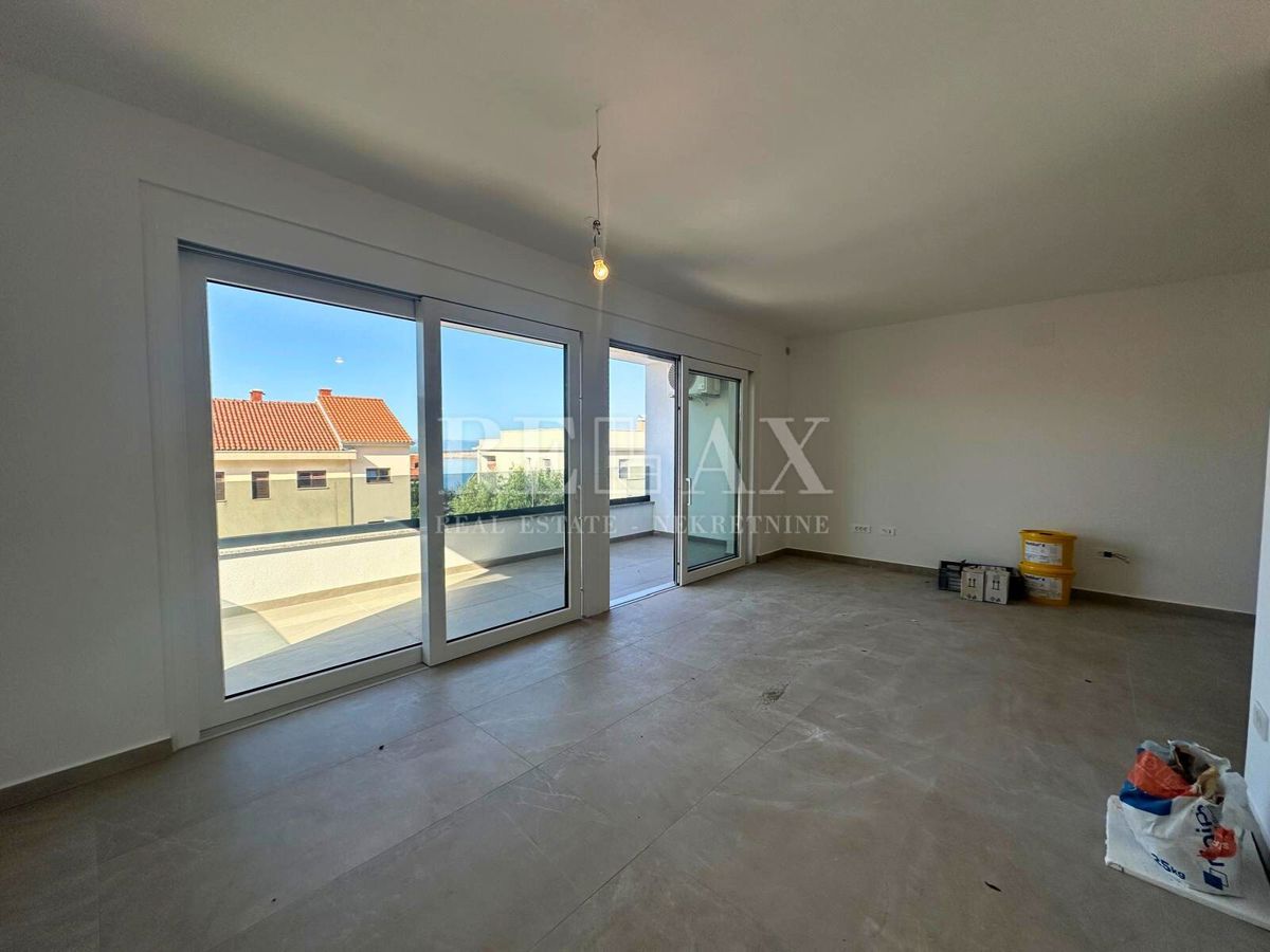 Dramalj - nuovo edificio, appartamento duplex con piscina