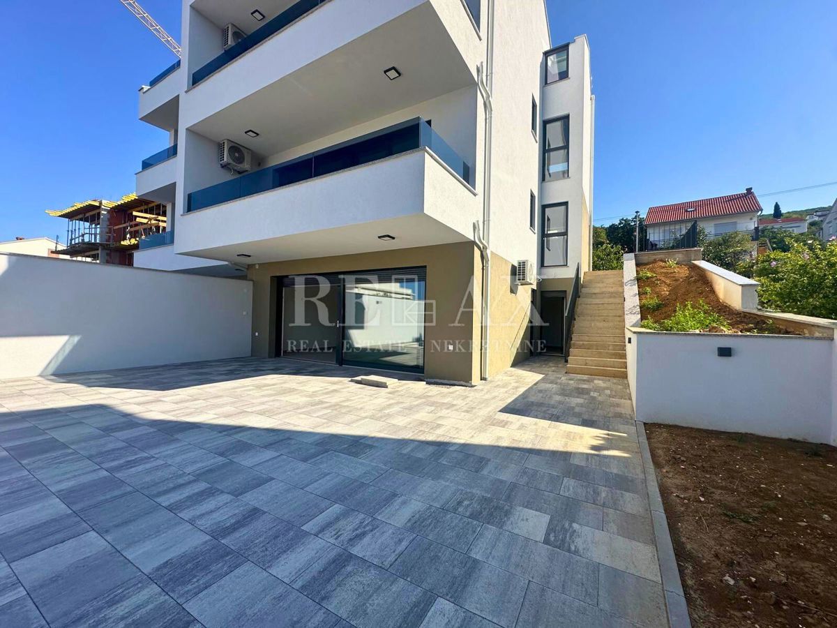 Dramalj - nuovo edificio, appartamento duplex con piscina