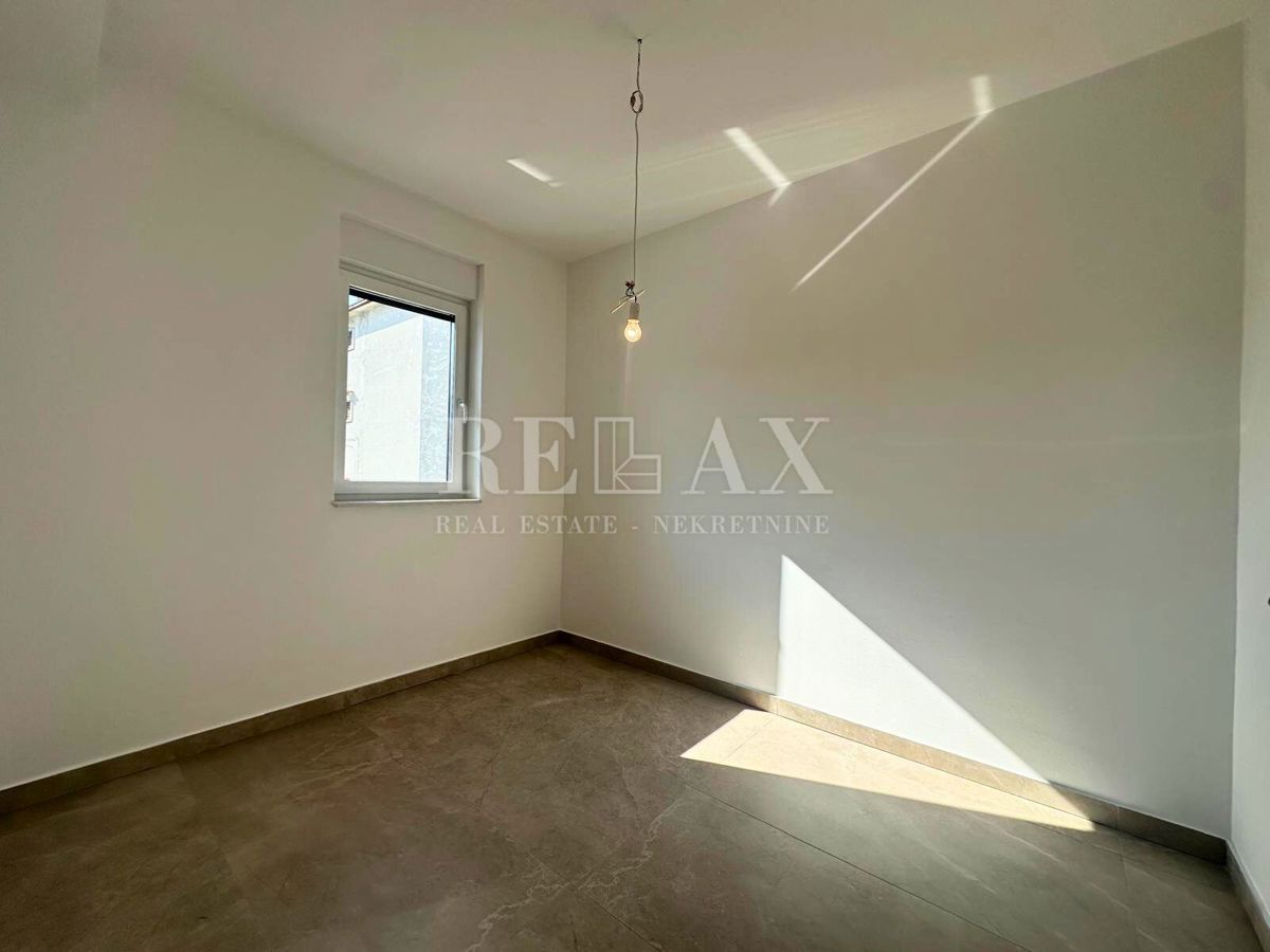 Dramalj - nuovo edificio, appartamento duplex con piscina