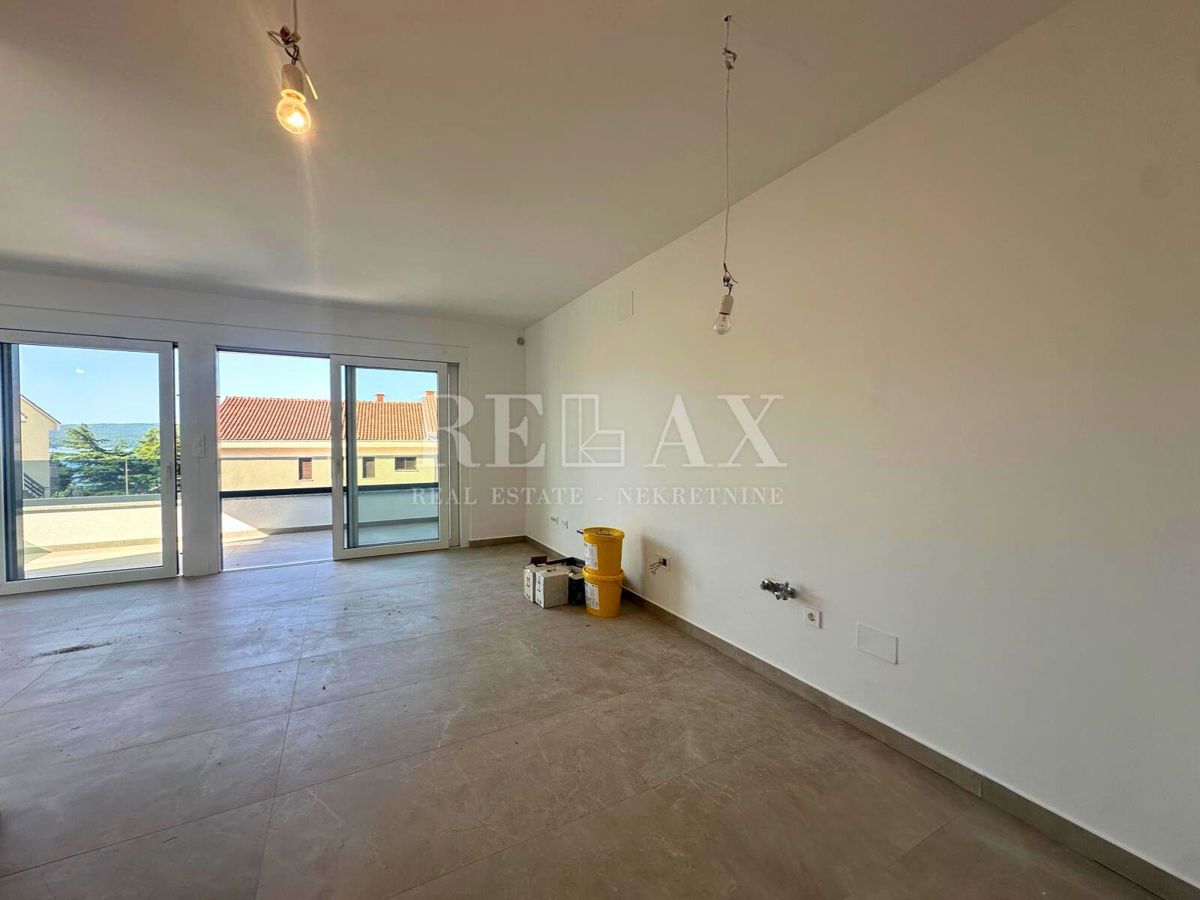 Dramalj - nuovo edificio, appartamento duplex con piscina