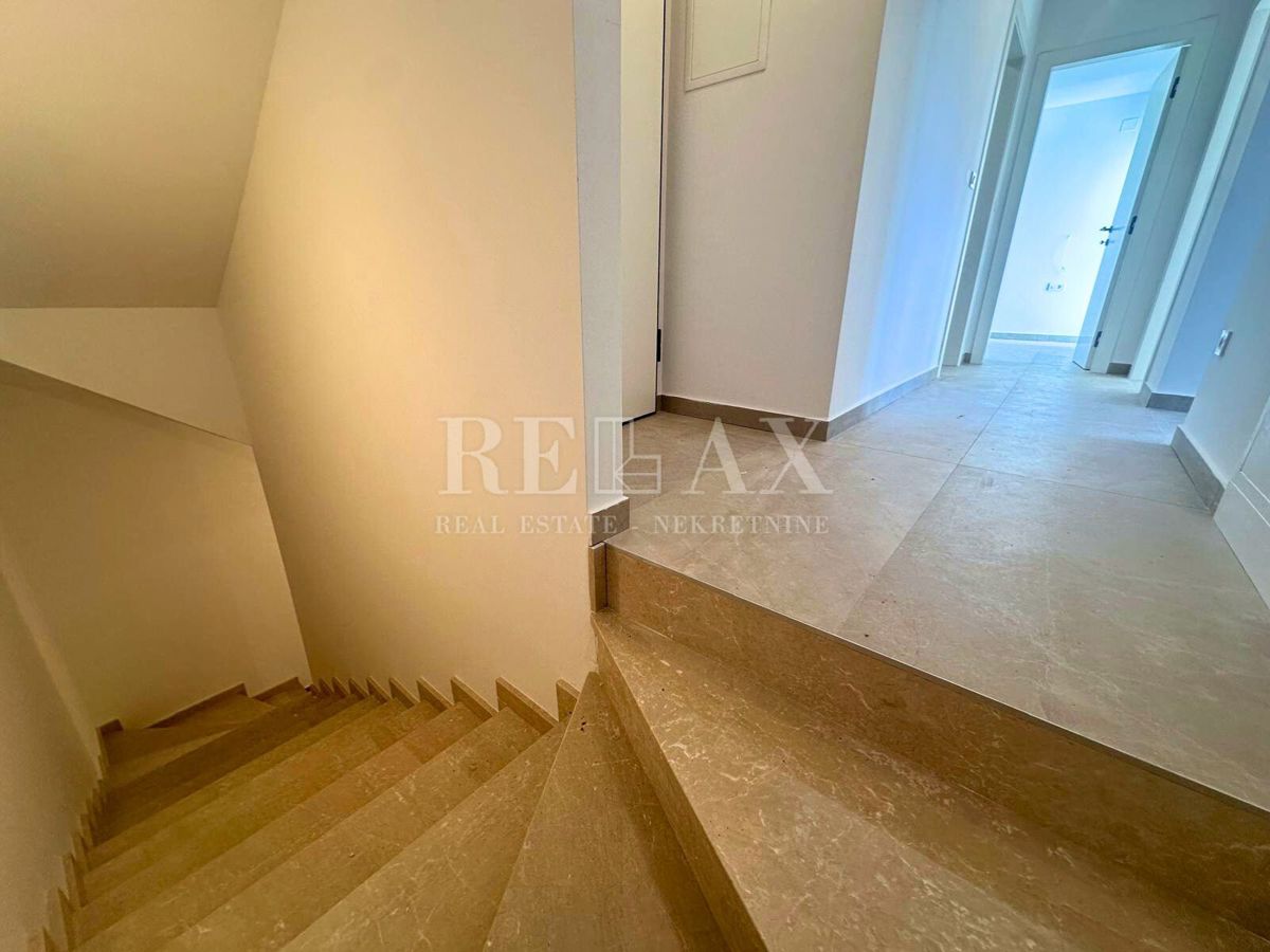 Dramalj - nuovo edificio, appartamento duplex con piscina