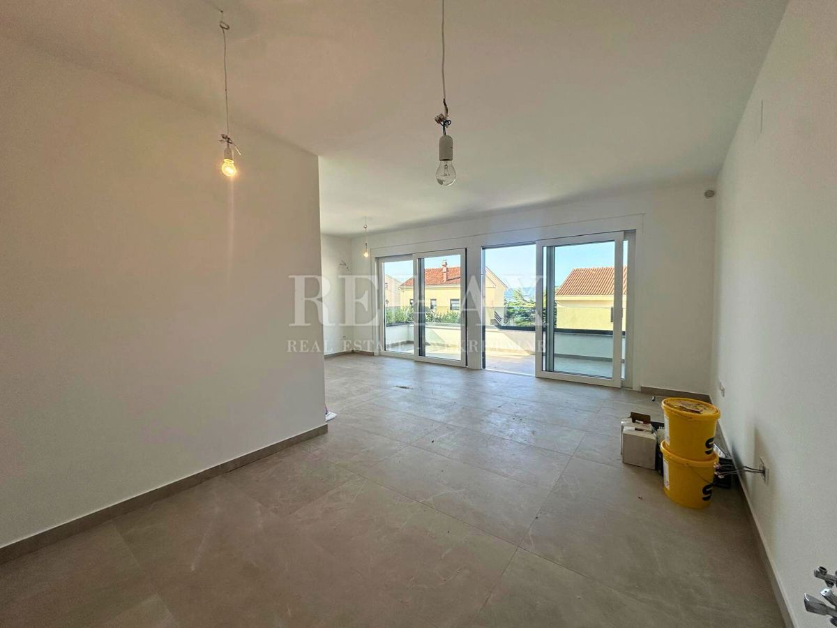 Dramalj - nuovo edificio, appartamento duplex con piscina