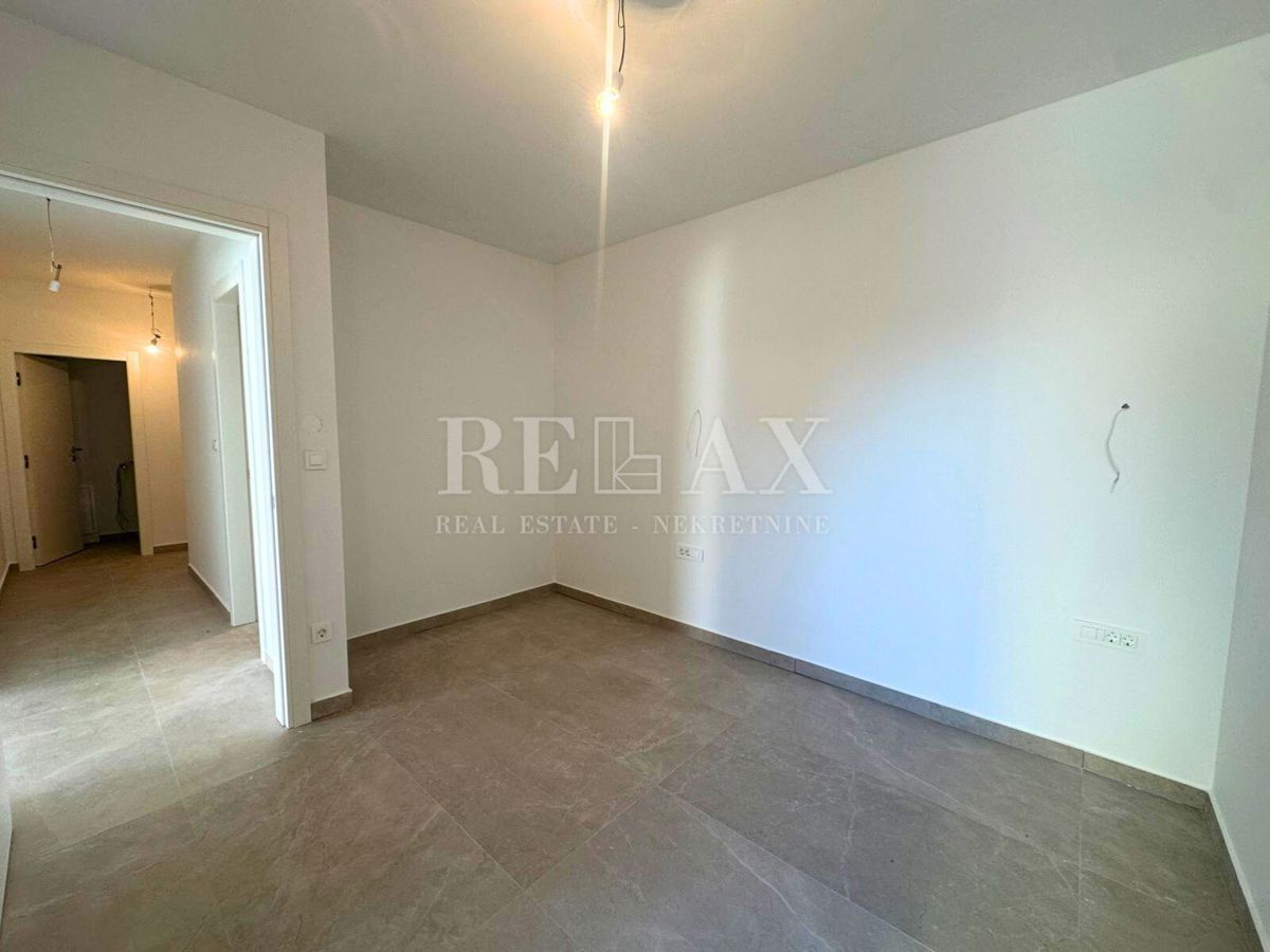 Dramalj - nuovo edificio, appartamento duplex con piscina