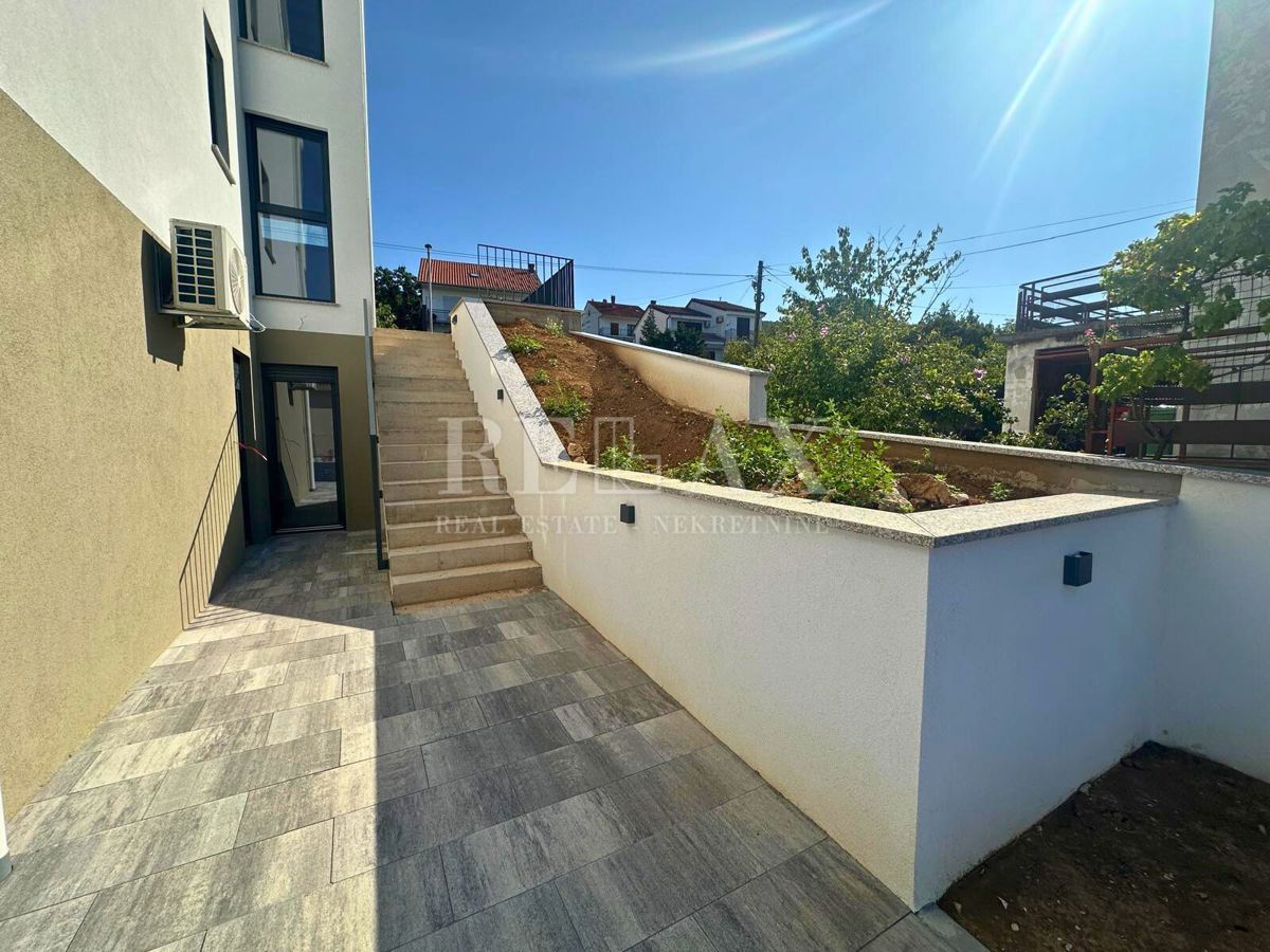 Dramalj - nuovo edificio, appartamento duplex con piscina