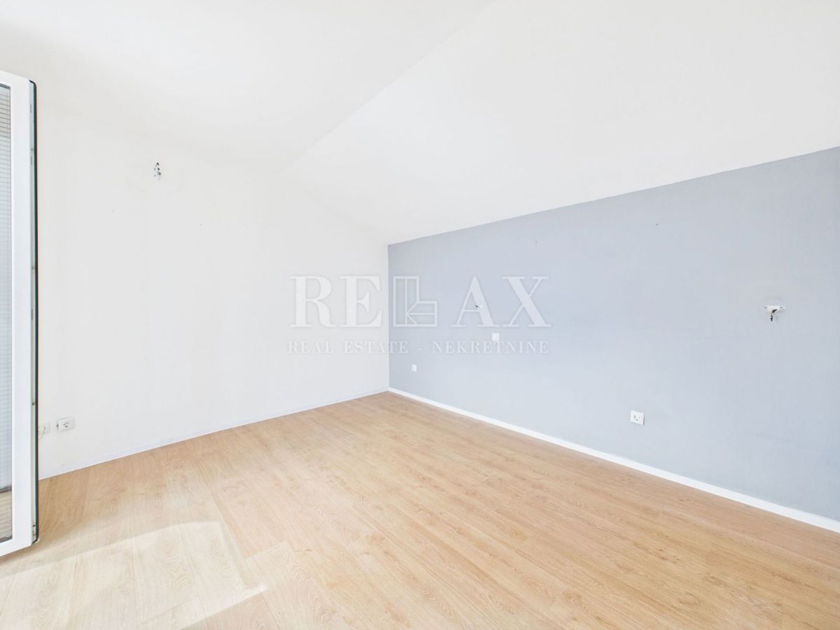 Crikvenica – Appartamento Mansardato Non Arredato in Centro